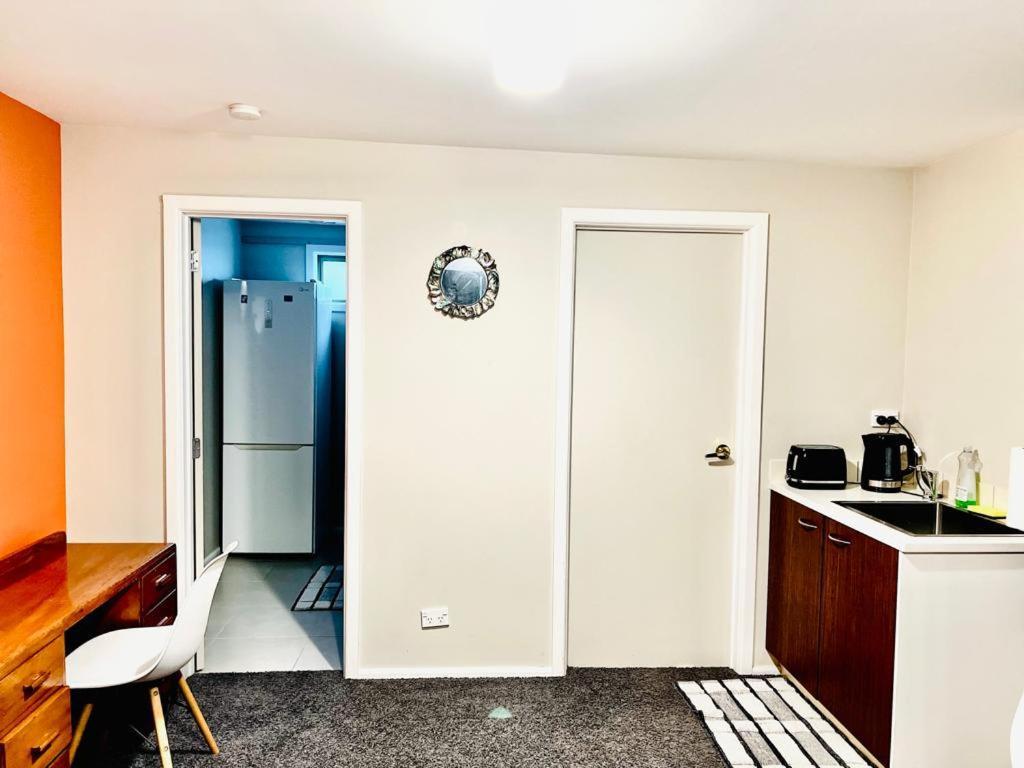 Private Studio Auckland Self Checkin And 2 Parking Netflix Prime Exterior photo